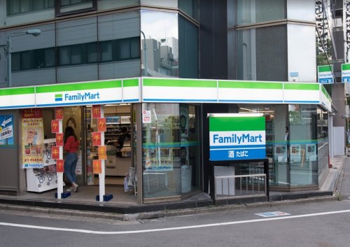 コンビニ　ファミリーマート 南池袋公園前店（コンビニ）まで118m