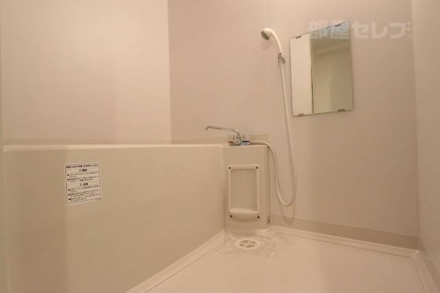 バス・シャワールーム　清潔広々バスルームです。