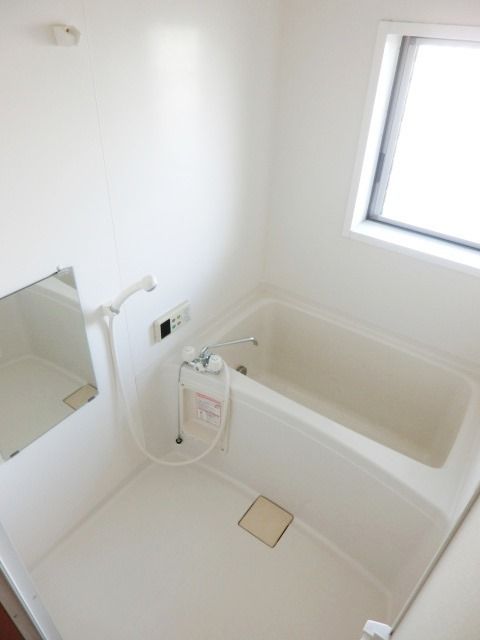 バス・シャワールーム　窓付きのバスルーム