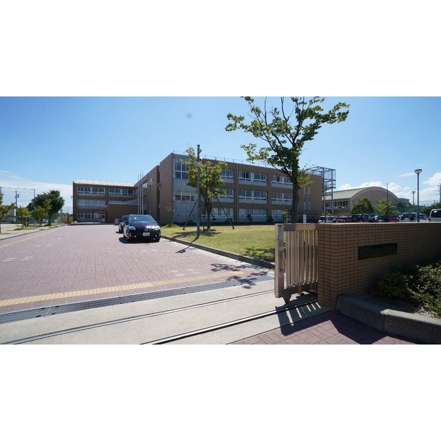 中学校　四日市市立港中学校（中学校）まで728m