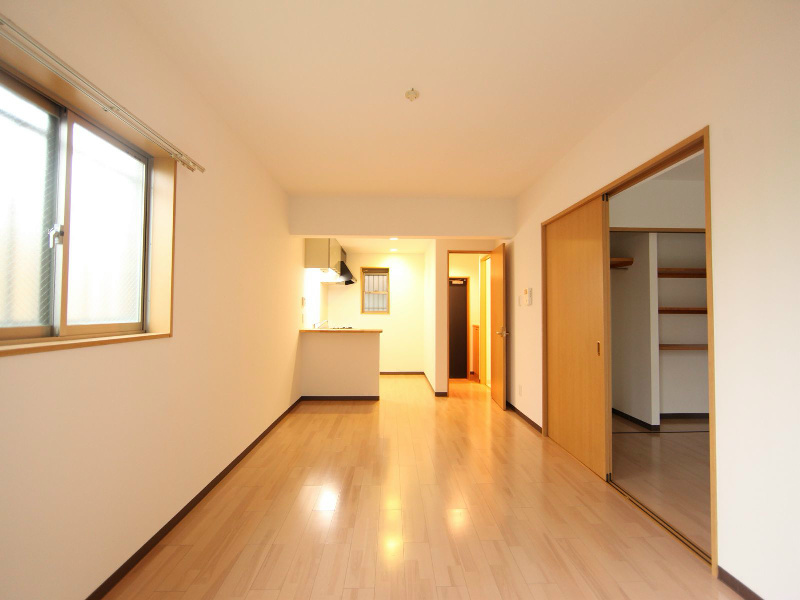 居室・リビング　ＬＤＫ12.2帖　洋室6帖とつなげても仕切っても使えます