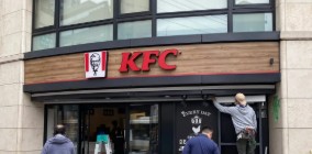 飲食店　ケンタッキーフライドチキン（飲食店）まで290m