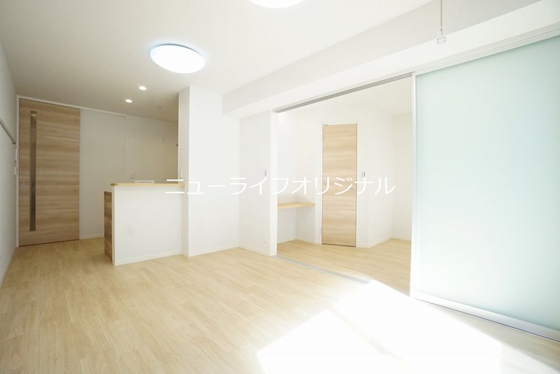 居室・リビング　圧迫感の少ないスライドスクリーン