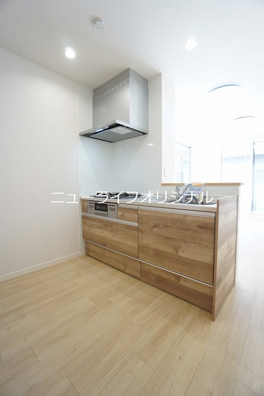 キッチン　３口コンロ・グリル付きのナチュラルなアクセントクロス