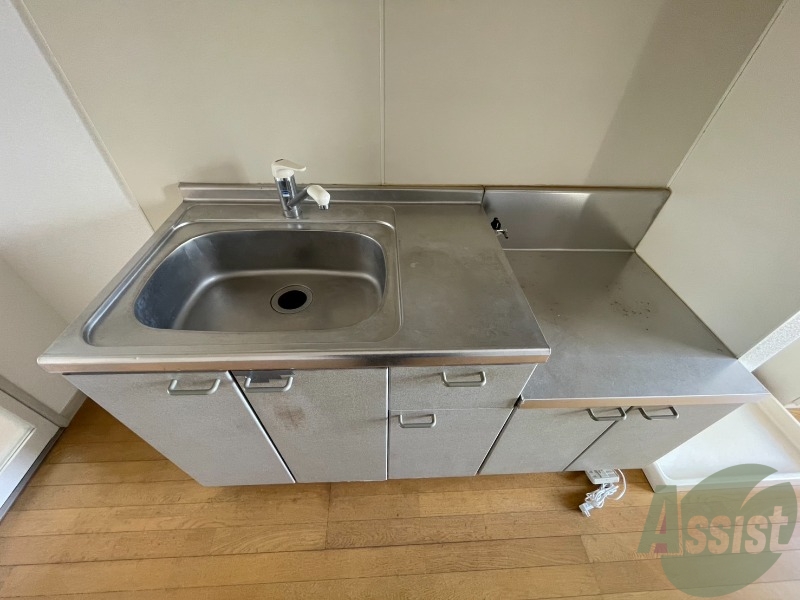 キッチン　キッチンは作業台もあり広めなので使いやすそうですね。