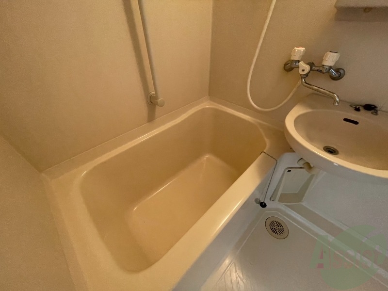バス・シャワールーム　浴室はシンプル。一人暮らしにはちょうど良いサイズですね。