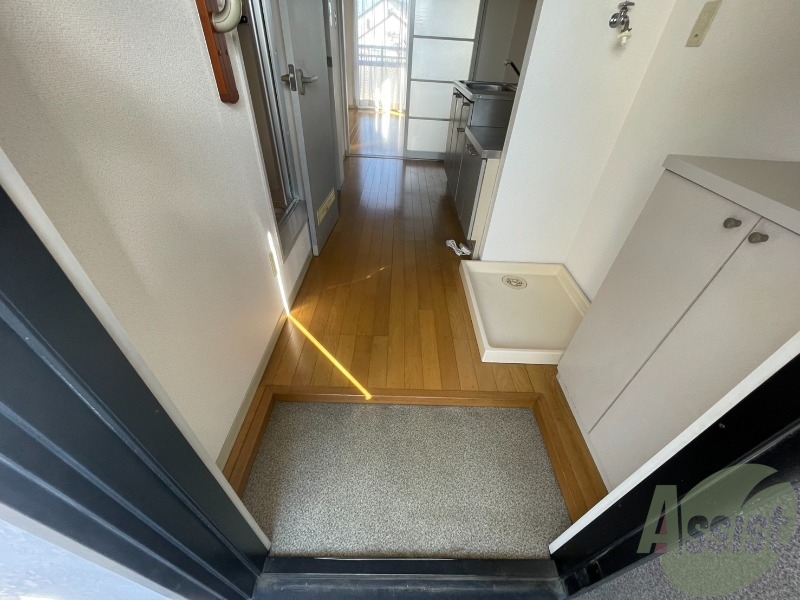 玄関　玄関から撮影しました。明るい印象ですね。