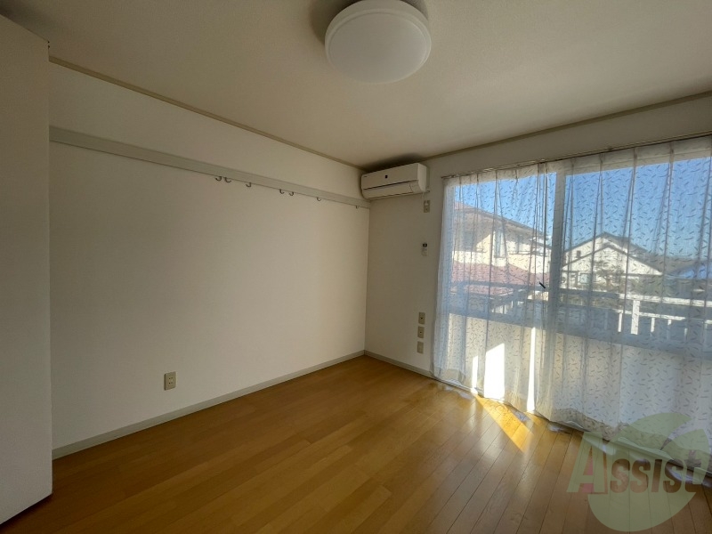 居室・リビング　６帖の洋室です。生活のメインとなる部屋ですね。