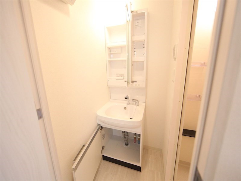 洗面設備　脱衣所　独立洗面台（シャンプードレッサー付）収納スペース有