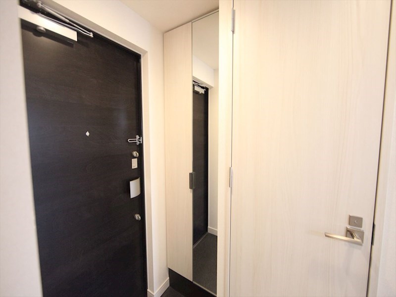 玄関　玄関　姿見鏡付き　シューズボックス付（収納充実してます）