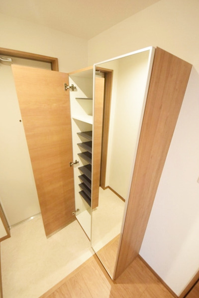 玄関　【南向きの広々リビング♪】