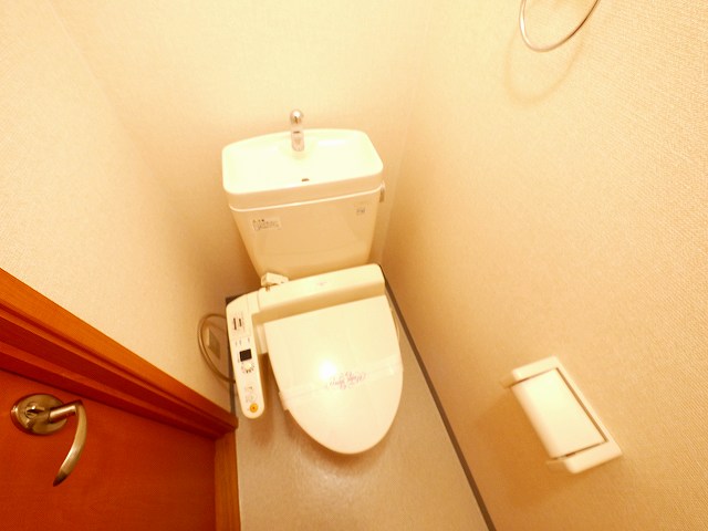 トイレ　落ち着いた色調のトイレです