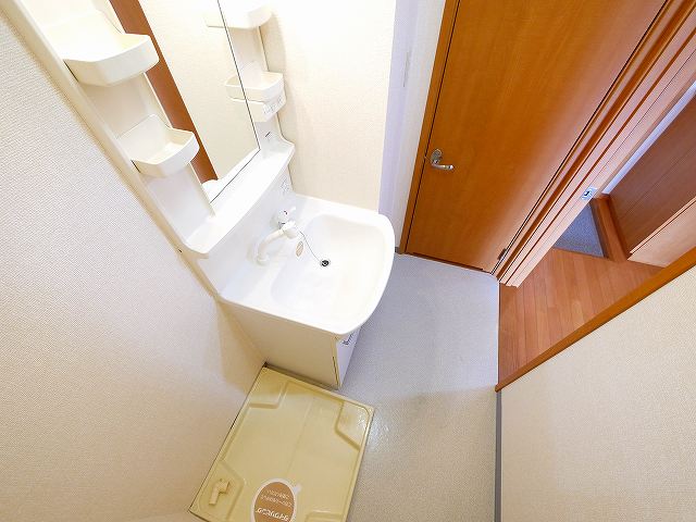 洗面設備　明るい洗面所です