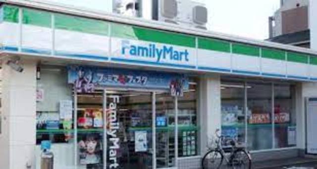 コンビニ　ファミリーマート吹田千里丘北店（コンビニ）まで978m