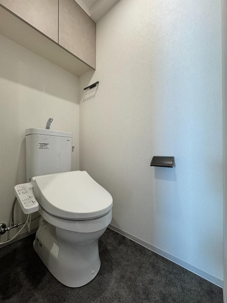 トイレ　落ち着いた色調のトイレです