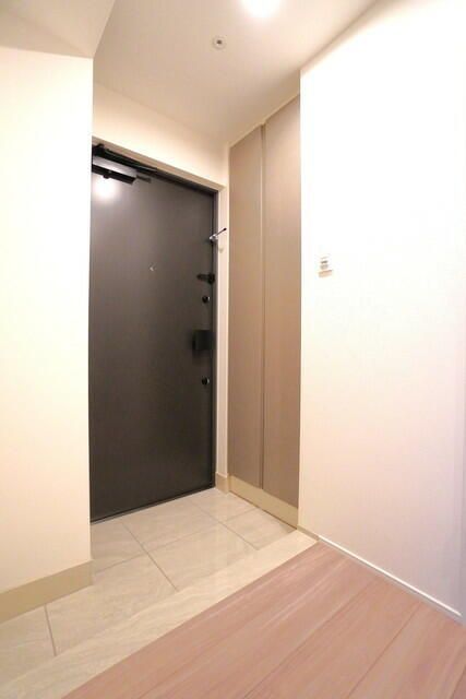 玄関　写真は同タイプ住居です。