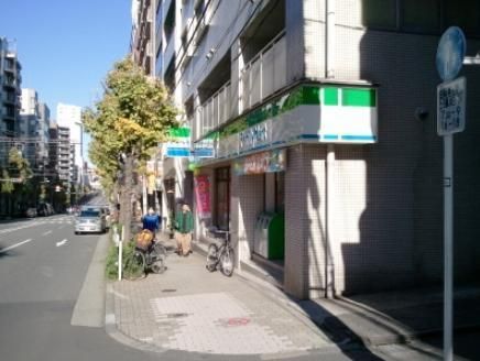 コンビニ　ファミリーマート（コンビニ）まで121m