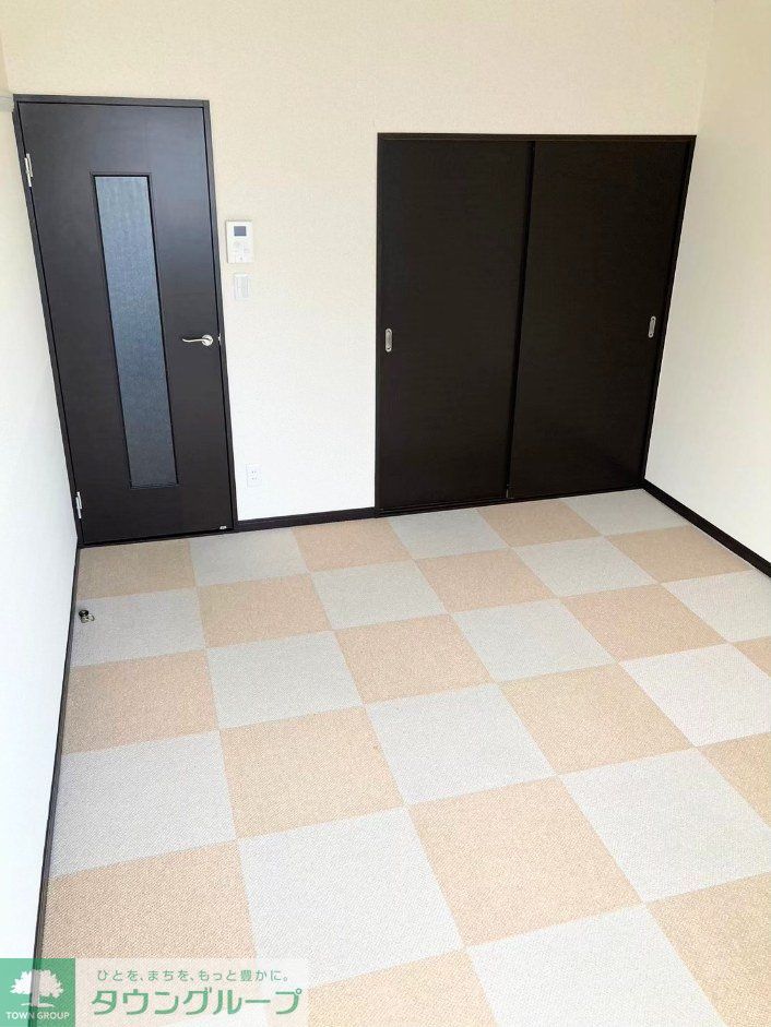 居室・リビング　カーペットの模様は部屋ごどに異なります。