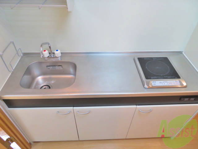 キッチン　ＩＨヒーターがついてます。スペースも広くて使いやすいですね。