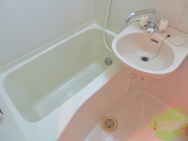 バス・シャワールーム　湯船があるので日々の疲れもとれます。追い焚きもできます。