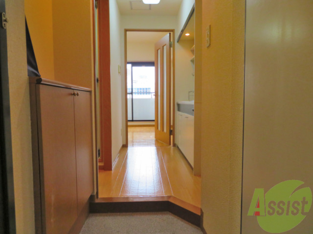 玄関　玄関からの目線はこんな感じです。清潔感のあるお部屋ですね。