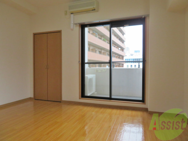 居室・リビング　洋室は８帖あるのでゆったり暮らせますよ～。南東向きで明るい。