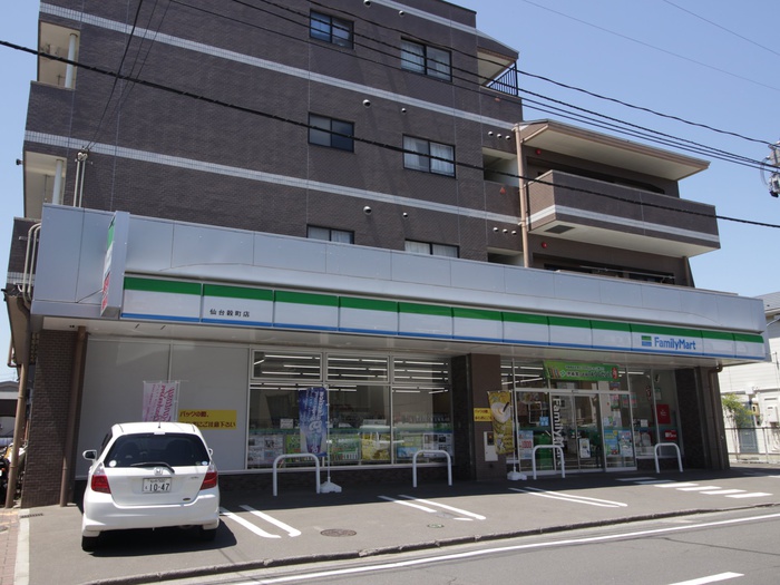 コンビニ　ファミリーマート　穀町店（コンビニ）まで143m