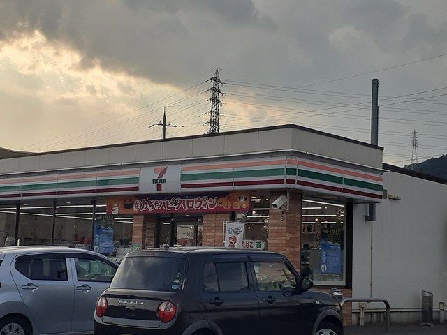 コンビニ　セブンイレブン加東上滝野店（コンビニ）まで301m