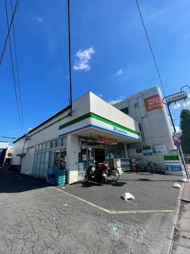 コンビニ　ファミリーマート千川駅北店（コンビニ）まで862m