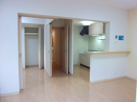 居室・リビング　写真、間取図面などが現況と異なる場合は現況優先となります。