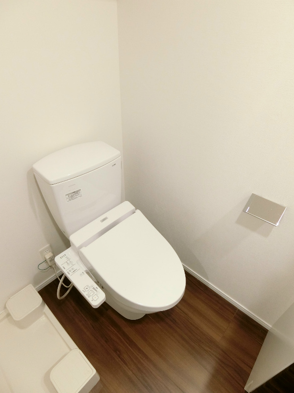 トイレ　清潔さを保つ抗菌仕様の温水シャワー洗浄・脱臭機能付の便座です