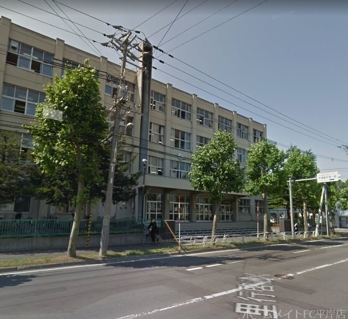 中学校　札幌市立八条中学校（中学校）まで308m