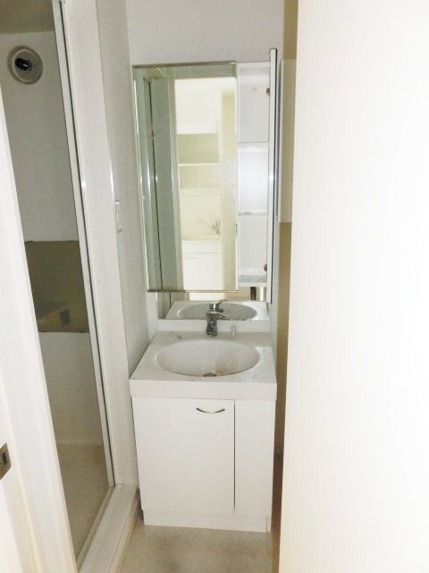 洗面設備　収納棚付の洗面化粧台。