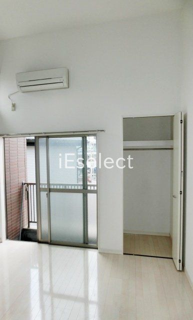 居室・リビング　天井が高いので圧迫感がありません。