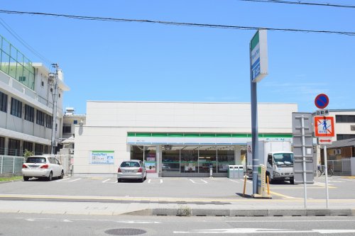 コンビニ　ファミリーマート 新森二丁目店（コンビニ）まで527m