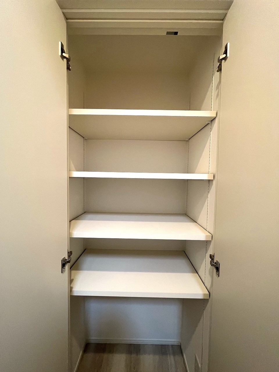 収納　【１階廊下収納】可動棚付きでとっても便利！生活用品を収納。