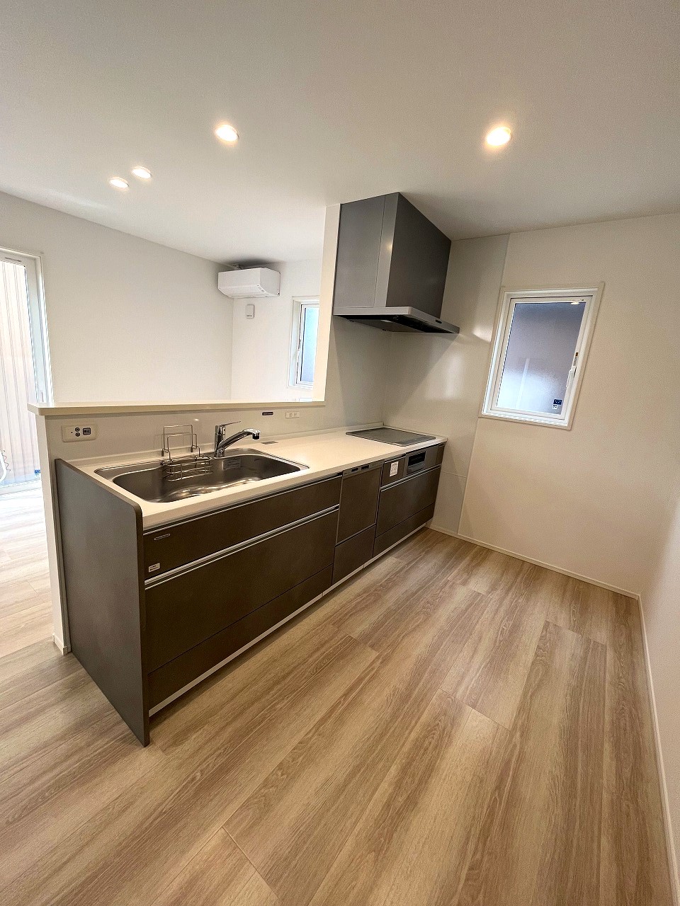 キッチン　戸建仕様ワイドサイズ。家事時間短縮の食洗機あり。