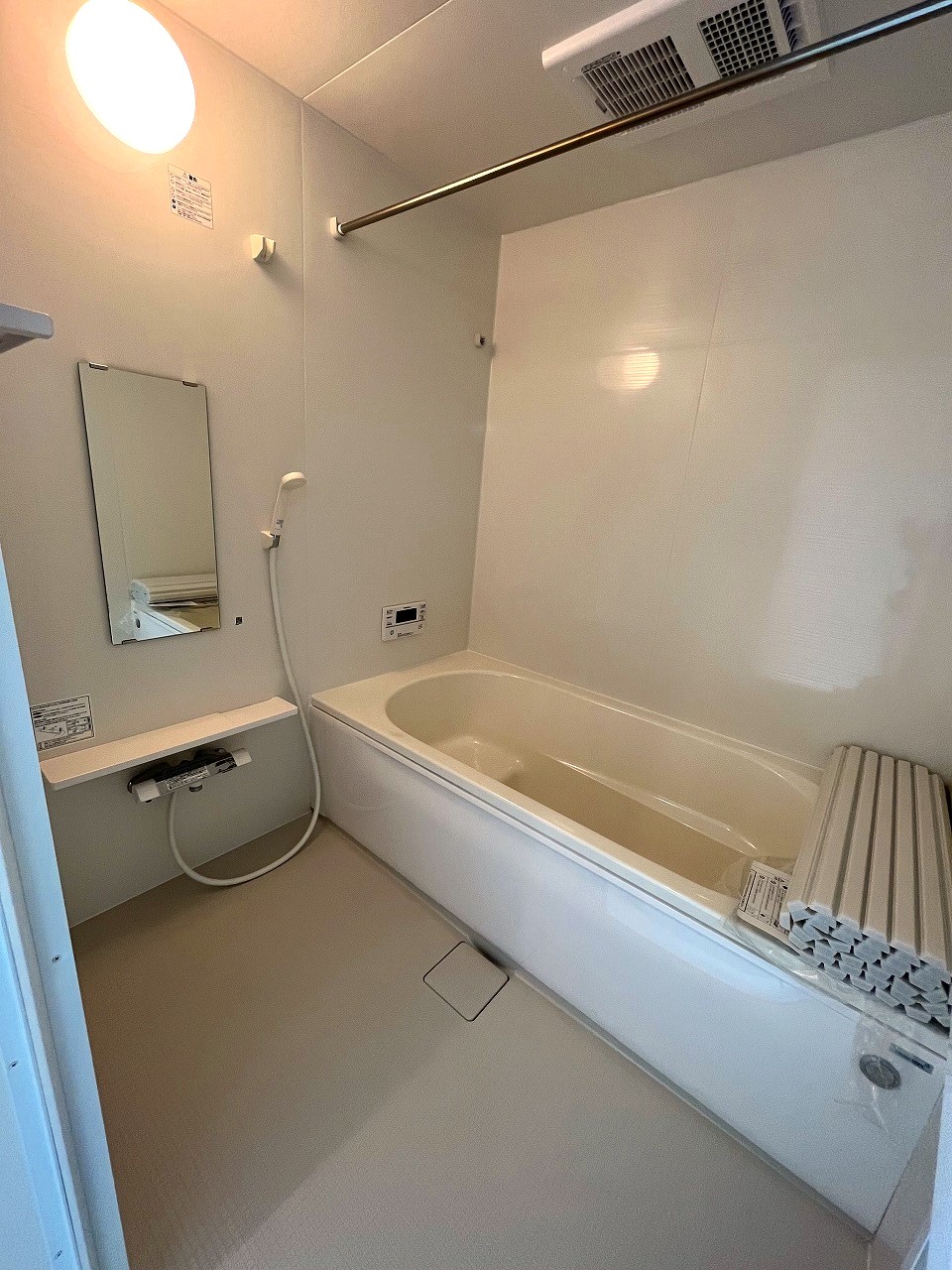 バス・シャワールーム　足を延ばせる1坪UB。追焚付。衣類乾燥もできる浴室暖房機有。