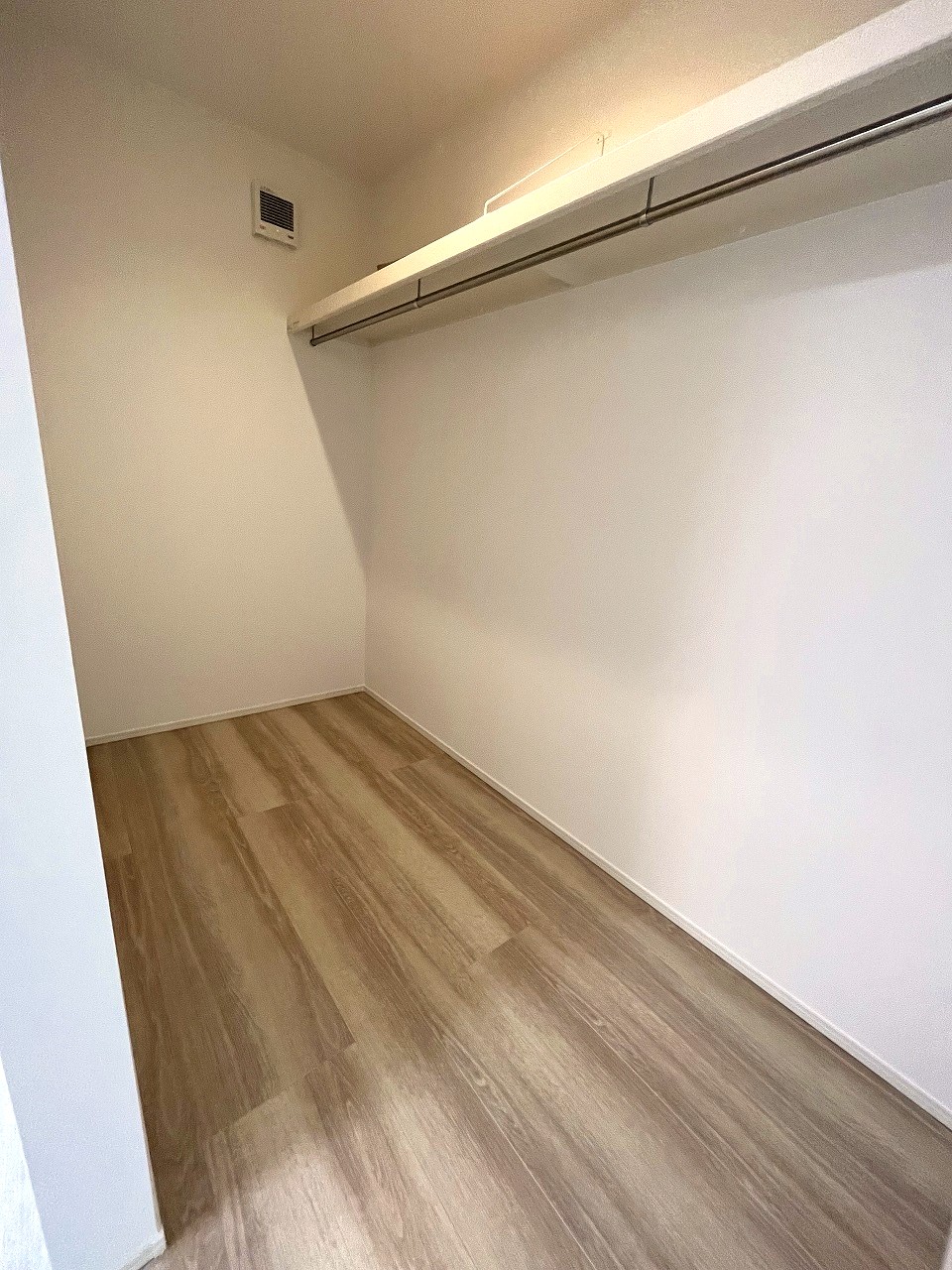 収納　クローゼット2.3帖　枕棚レール付で沢山の洋服も収納可。