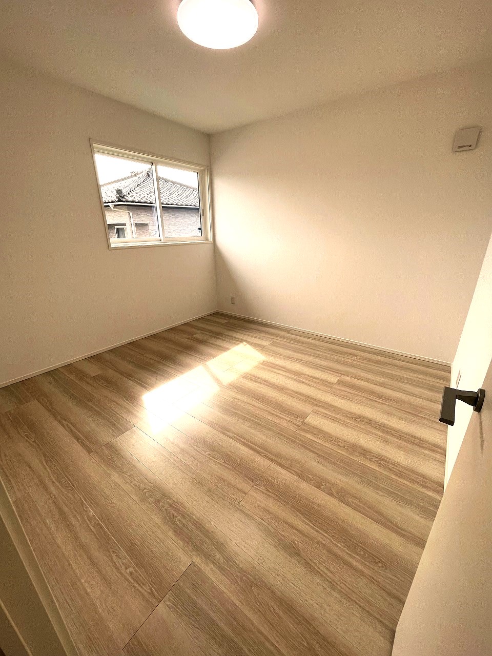 その他部屋・スペース　洋室B6帖。南向きの窓あり。子供部屋・趣味室にも。