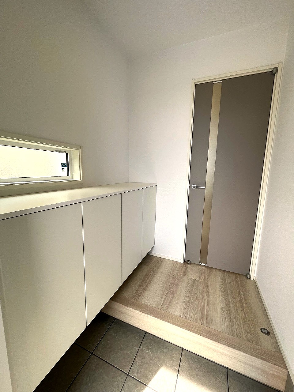 玄関　ガレージから直接室内へ。玄関外には便利な外部水栓付！