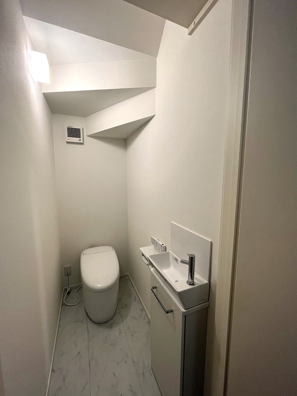 トイレ　トイレは節水型。少ない水で洗浄可。手洗い・トイレ収納有