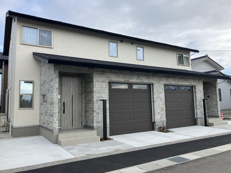 建物外観　電鉄黒部駅まで徒歩10分！閑静な住宅街にあるガレージ付賃貸