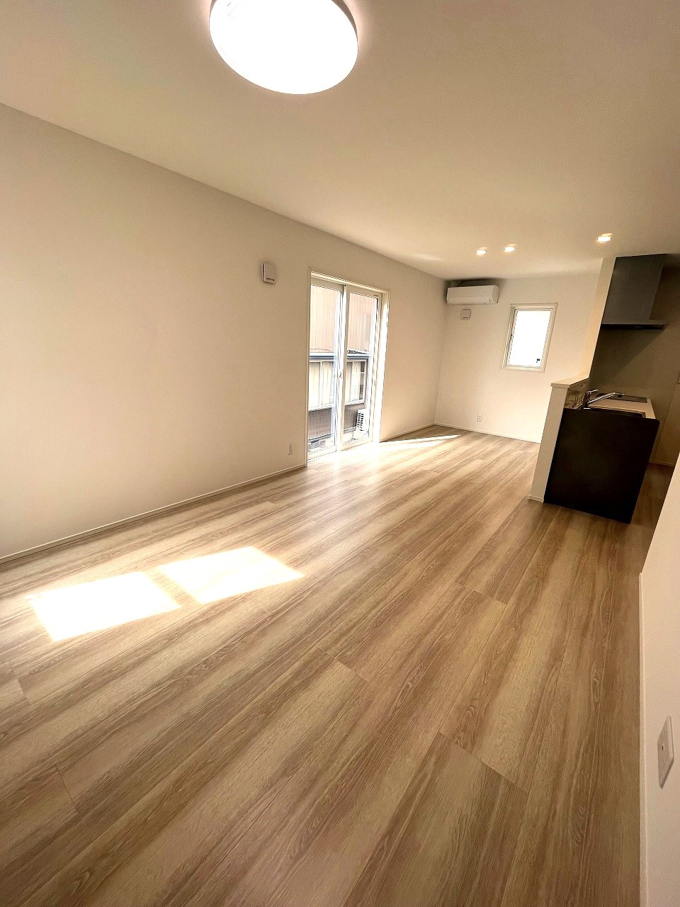 居室・リビング　LDK15.9帖・やわらかなあたたかさの床暖房付。