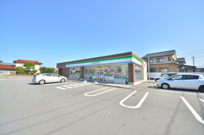 小学校　ファミリーマート黒部植木店（小学校）まで450m