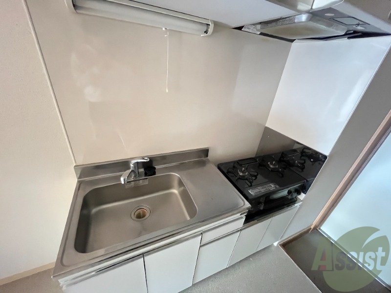 キッチン　ガスコンロ付きなので、新しく買う必要がないですね。