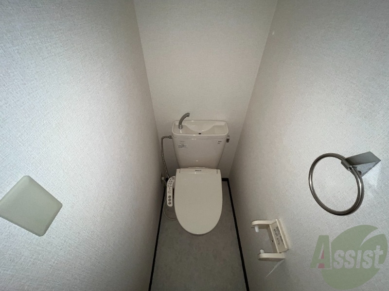 トイレ　温水洗浄便座なので清潔に使用することが出来ますね。