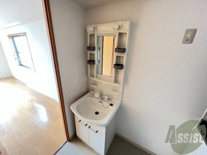 洗面設備　忙しい朝の味方、独立洗面台があるのは嬉しいですね。