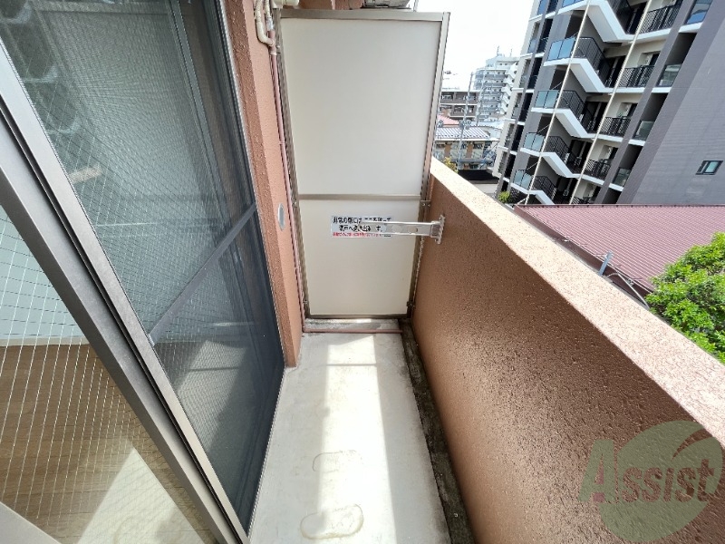 バルコニー　幅もあるので洗濯物を干すのも捗りそうですね。