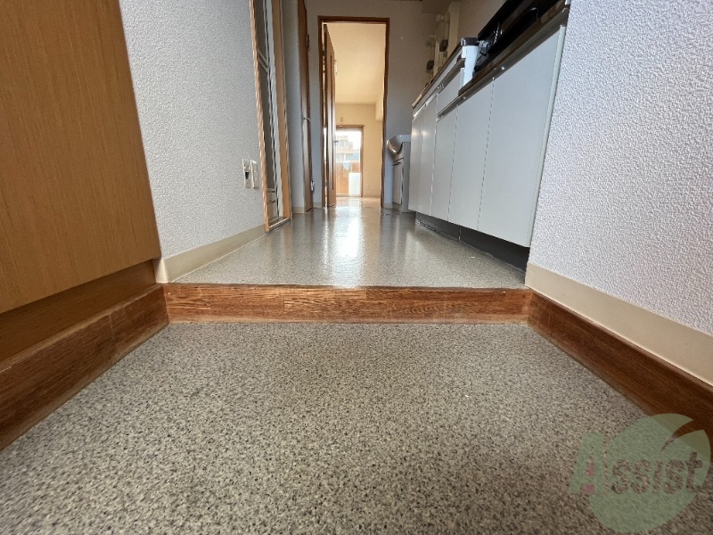 玄関　玄関からも陽の光が見えて、気持ちが良いですね。